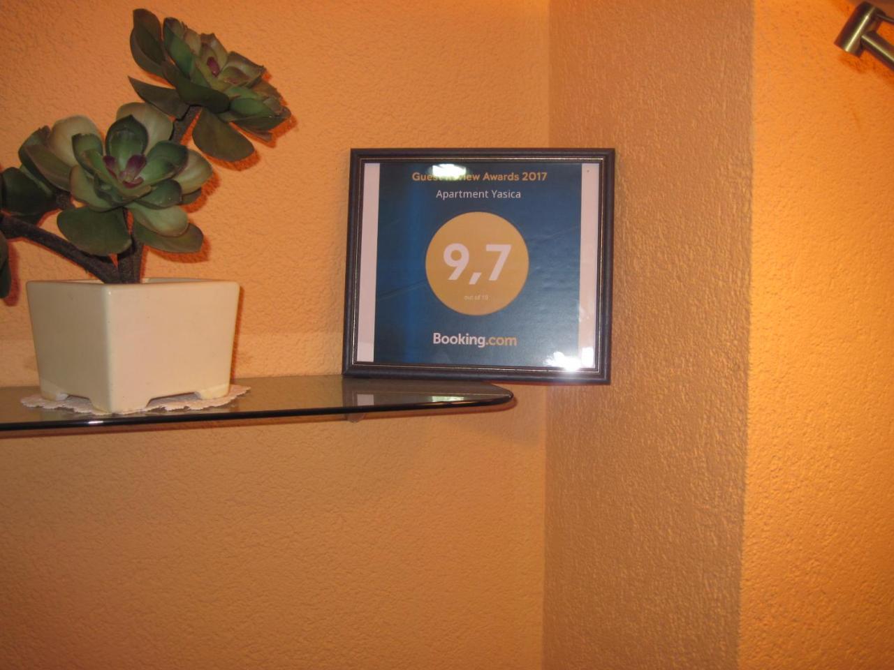 Apartment Yasica Izacic Екстериор снимка